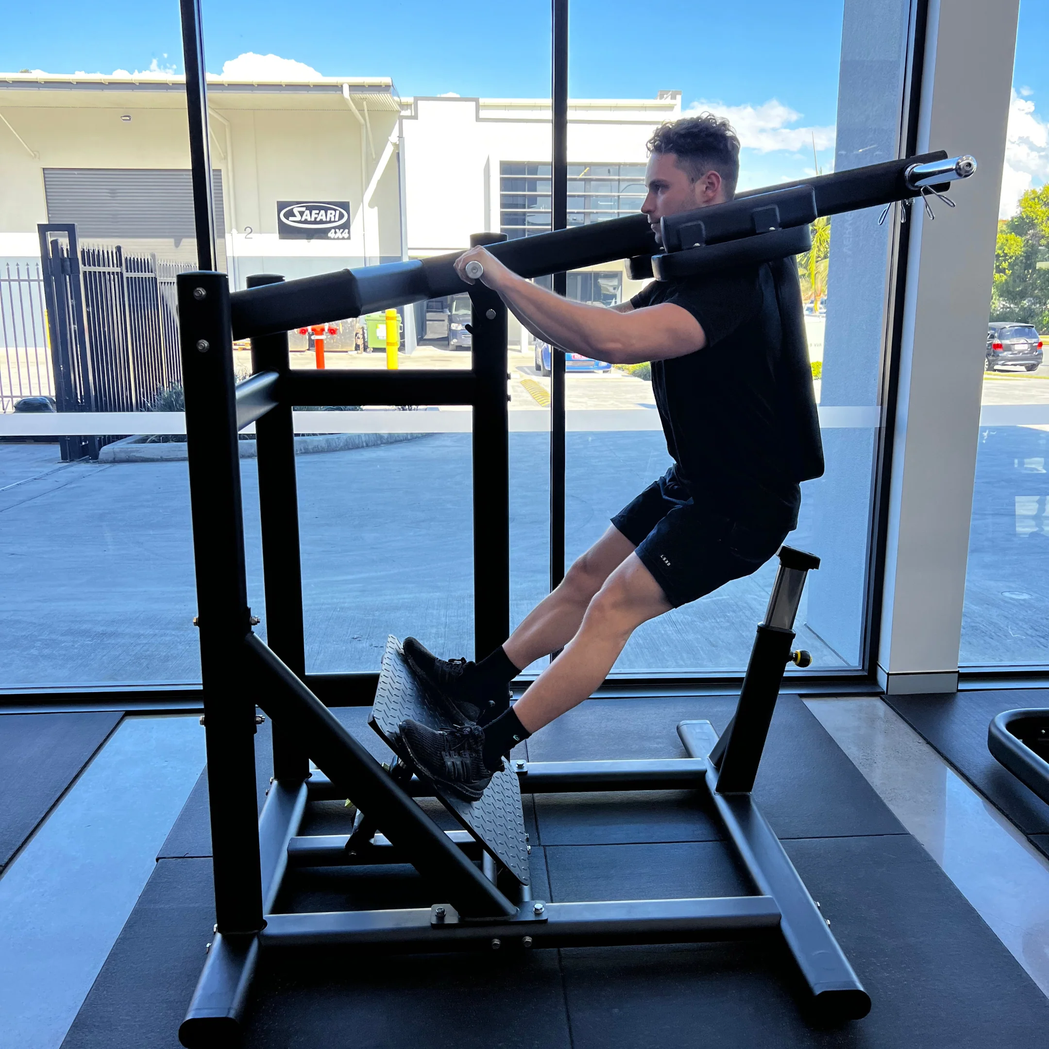 Pendulum Squat - Image 3