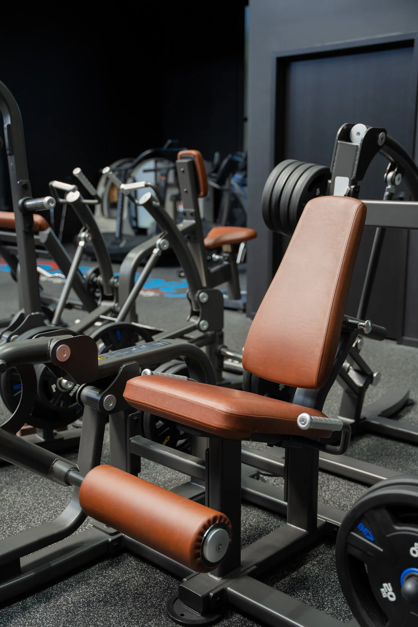 VERVE Plate Loaded Leg Extension (Black) - Makoto Series - Image 2
